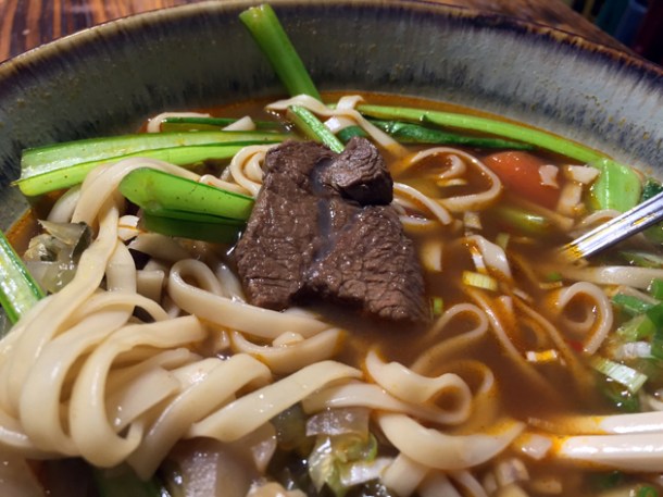 taiwanese beef noodle soup at old tree daiwan bee